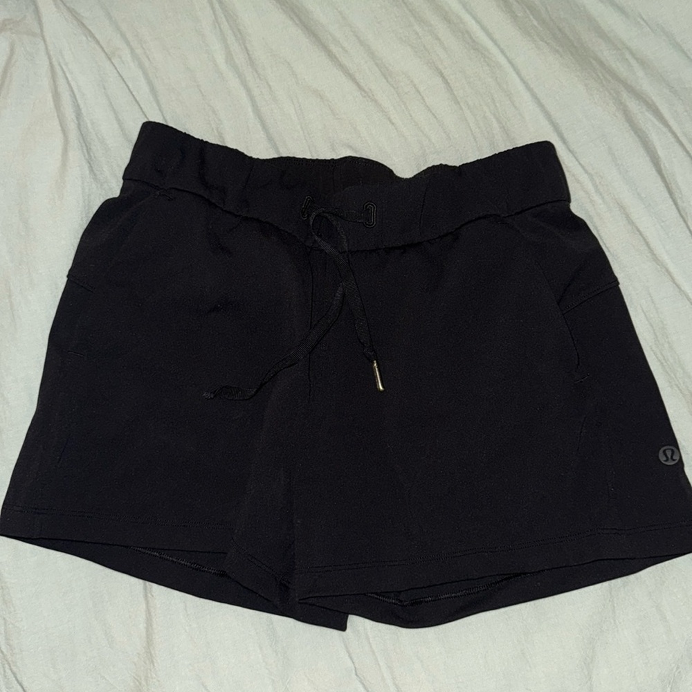 Lululemon On the Fly Short 2.5” Size 4 in Black